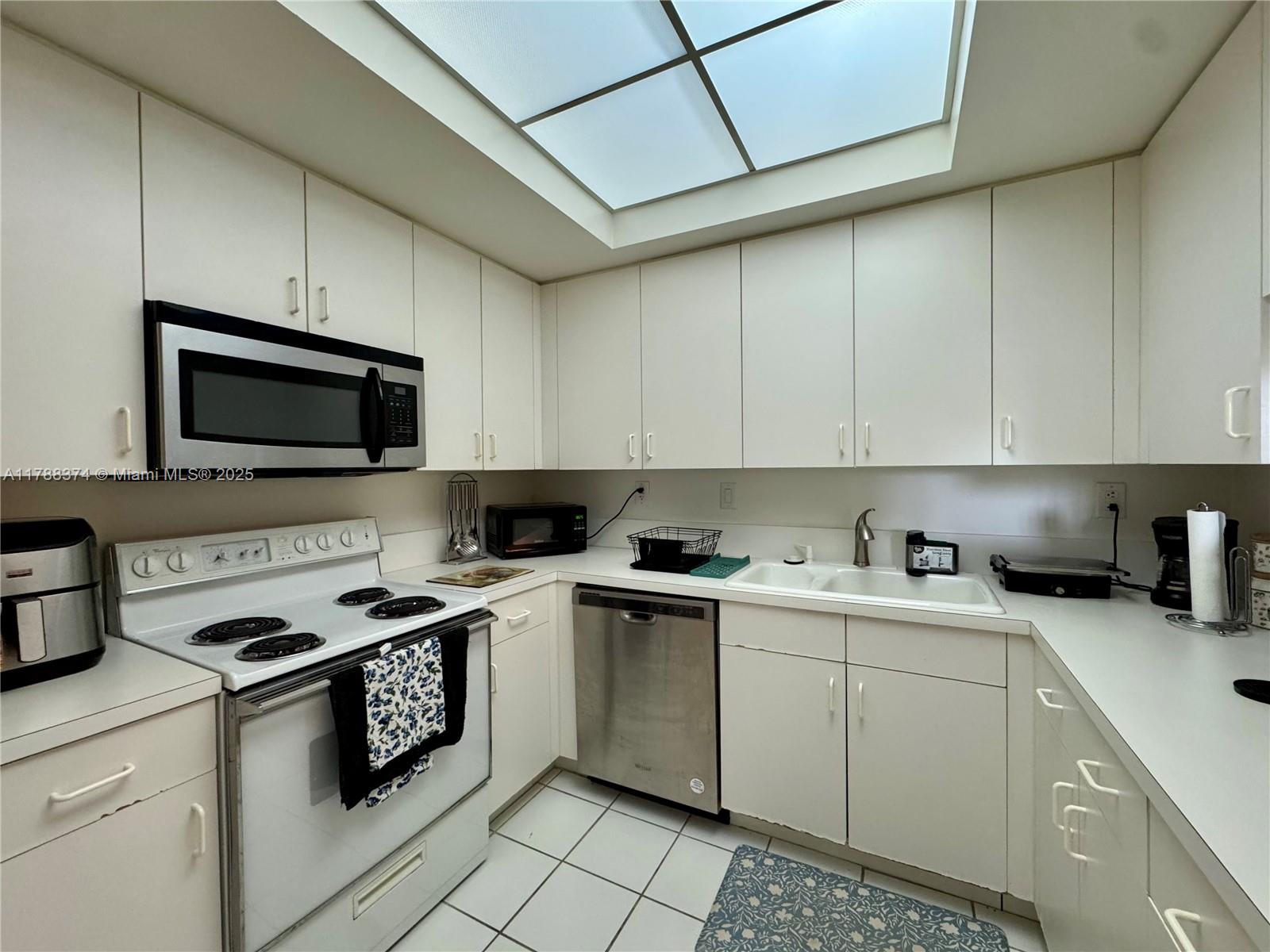 DORAL HOUSE CONDO NO 2 - Residential