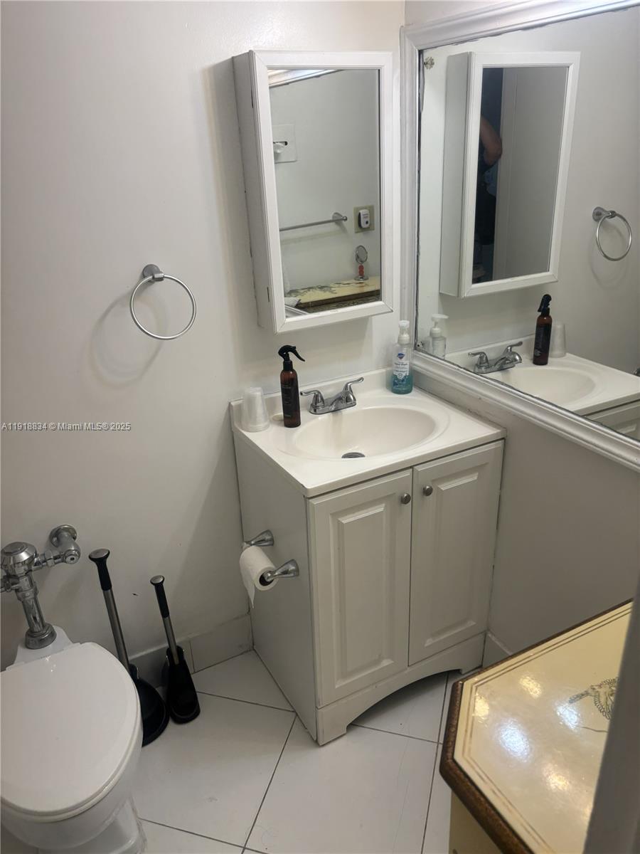 DIPLOMAT GOLF & RACQUET C - Residential