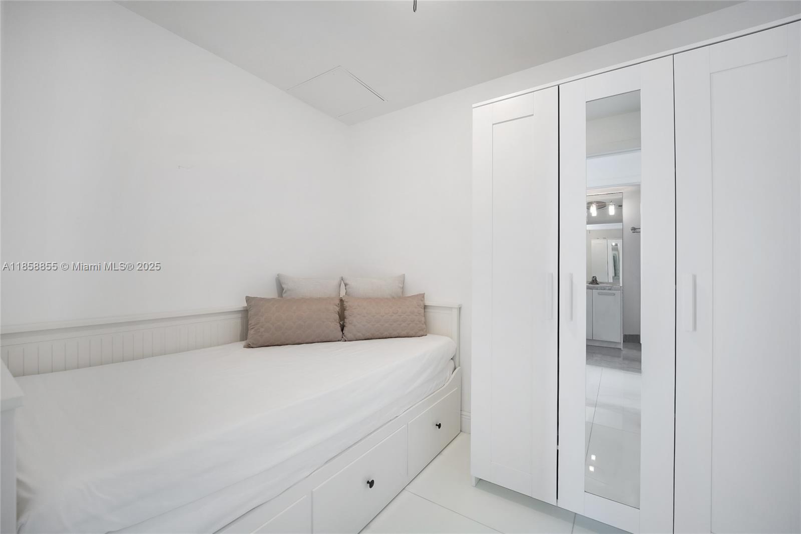 VIZCAYNE SOUTH CONDO - Residential