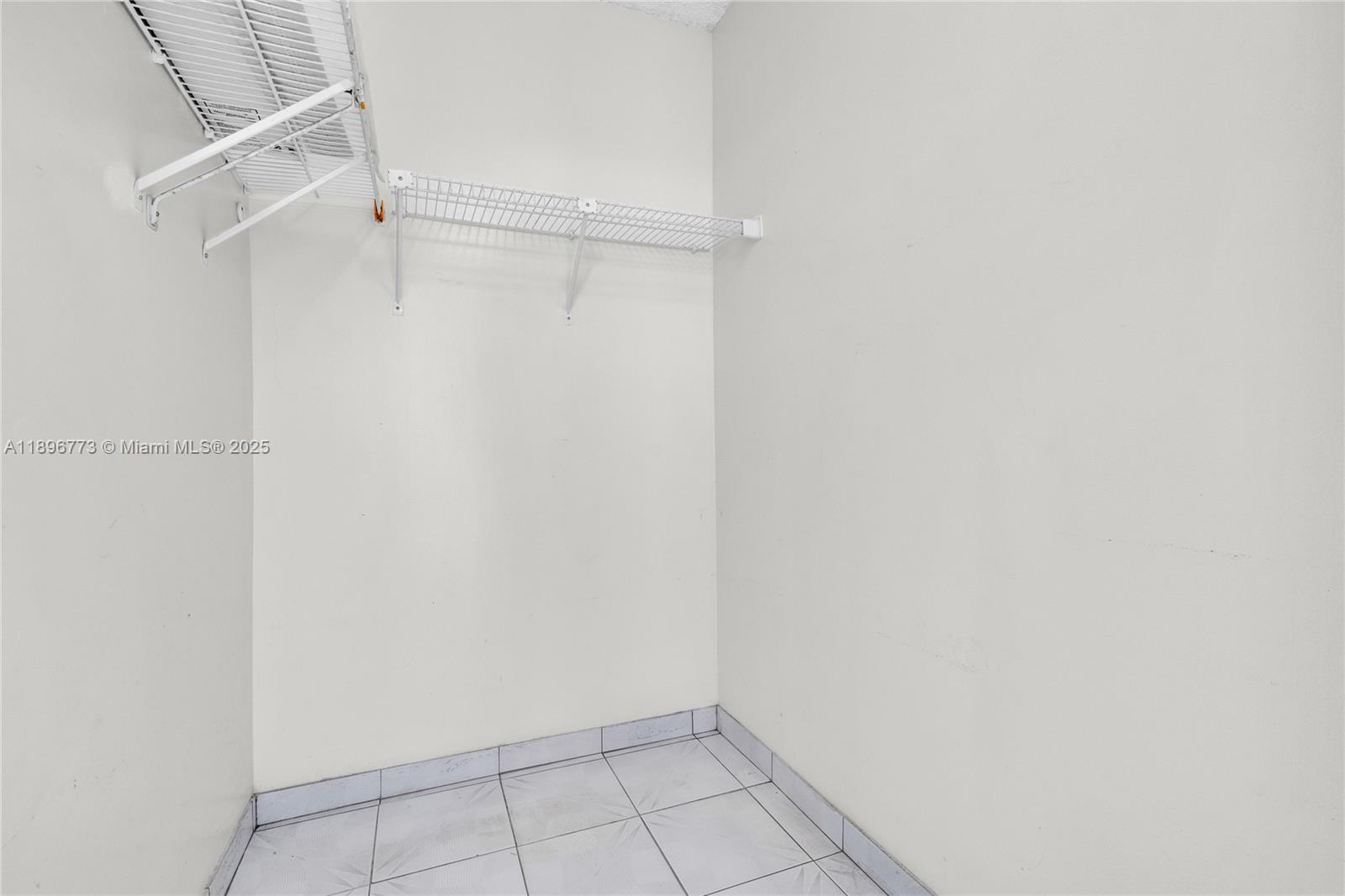 COUNTRY LANE CONDO #2 - Residential
