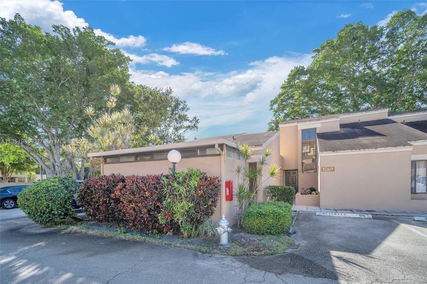 Beautiful, remodeled, corner unit villa with vaulted ceilings and lots of windows making the unit very bright. These two bedrooms, a den and 2 bathrooms can be used as 3-bedroom, 2-bathroom unit. Its location is near shopping, restaurants, universities, I- 95 and much more. No gate at the community. Very quiet neighborhood.