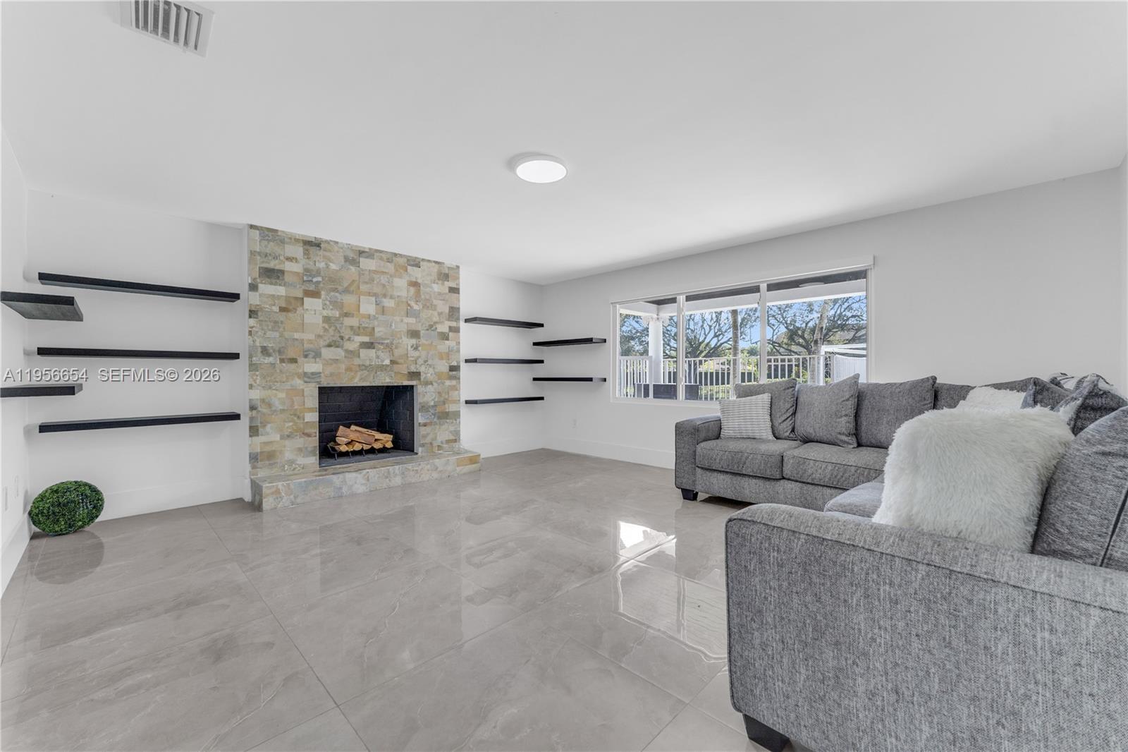 LAUREL OAKS EAST - Residential