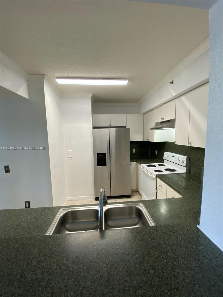 KEYSTONE COURTS CONDO - Residential Lease