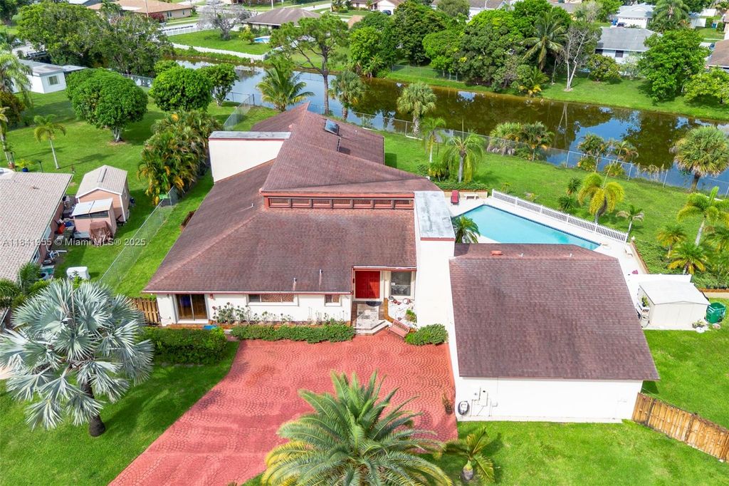 Photo of 108 Paseo Ct, Royal Palm Beach, FL 33411 (MLS # A11841955)