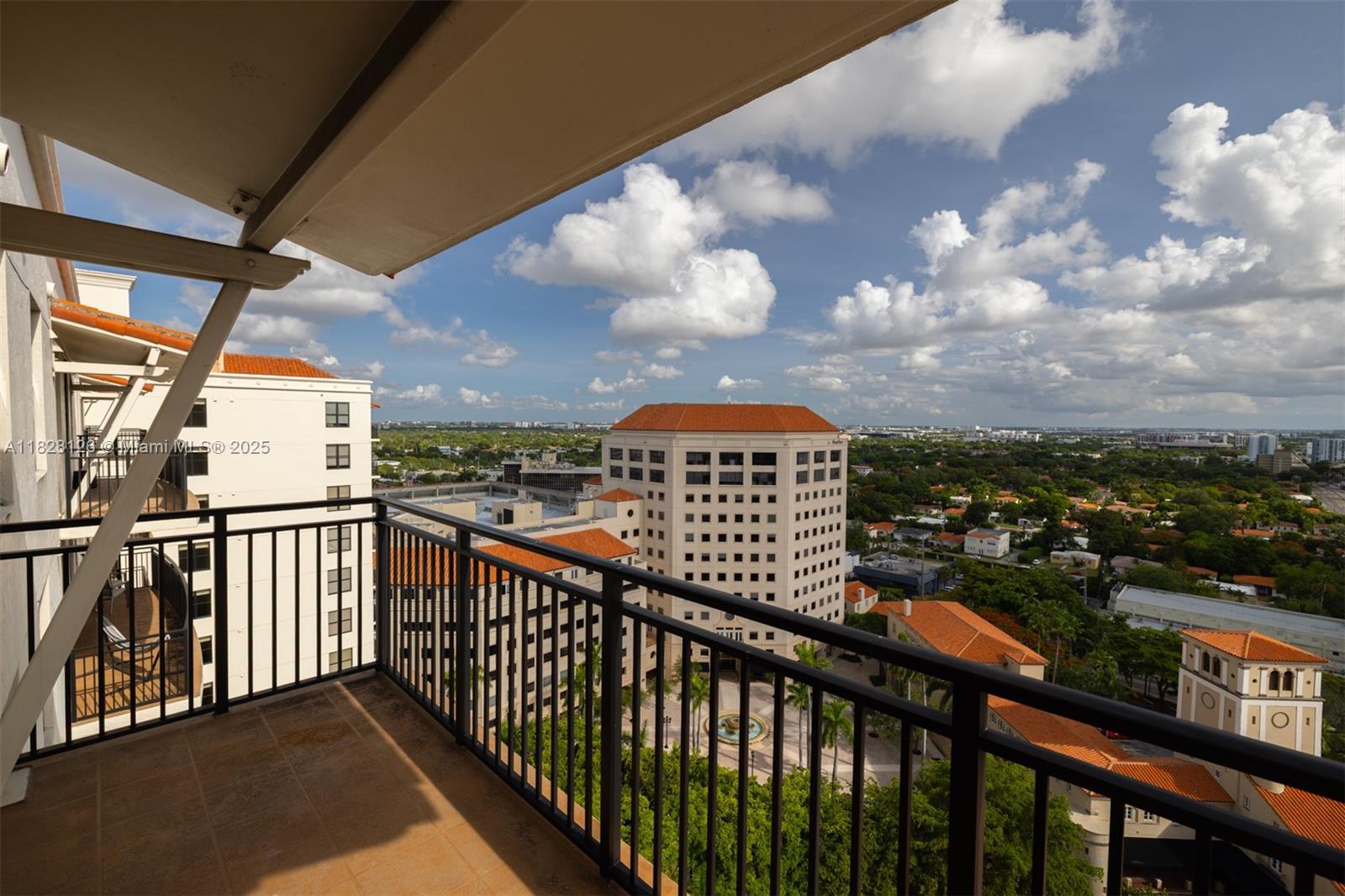 PUERTA DE PALMAS CONDO - Residential