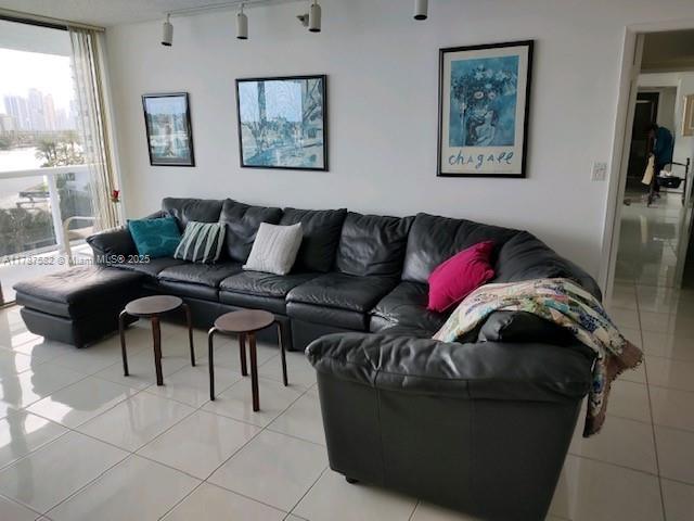 20515 E Country Club Dr 646