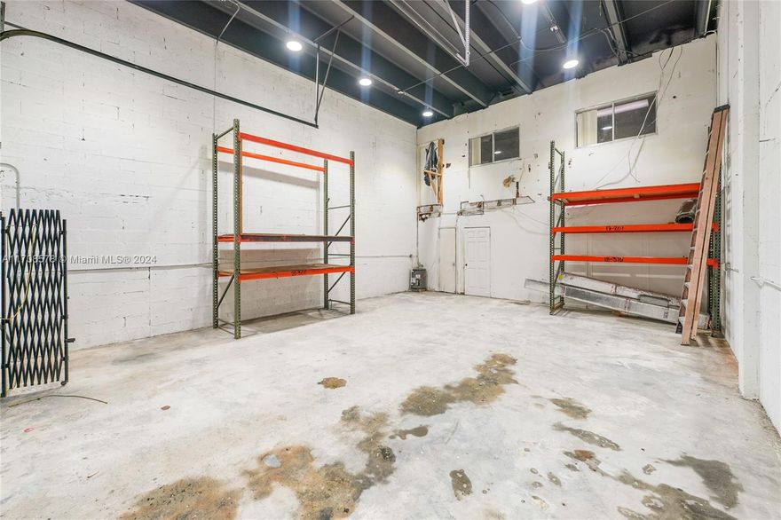 Corner unit Office/Warehouse located in the heart of Hialeah...approximately 2250 sq.ft... broken into several office space areas with 3 bathrooms along with a high overhang warehouse extremely high traffic area.. close to airport, palmetto... can easily be transformed into your own layout to make it work for your business...Also for sale $450,000
Door size 10Wx12H