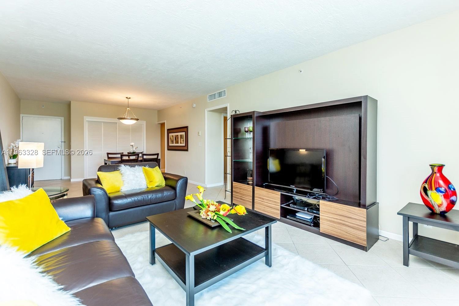 RESIDENCES ON HOLLYWOOD B - Residential