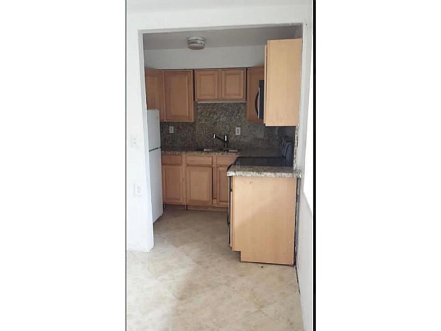 Nice 1 Bedroom and 1 den Condo. Wood Laminate Floors. Upgraded Kitchen. Call Listing Agent for Info.