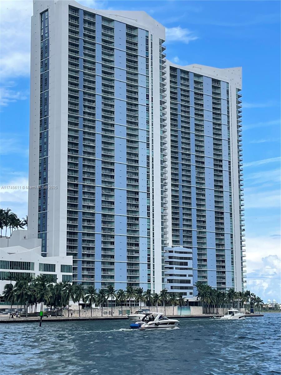 Walk to premier shopping, dining, & entertainment with EZ access to grocery stores, Miami Arena & MetroMover. Enjoy stunning corner-unit views of the Miami skyline, Arena, Bayfront Park, ocean, bay & the new iconic Miami Arches. Building amenities include 2 gyms, 2 pools, sundeck, doorman, 24-hr security, covered parking, onsite convenience store & 2 renowned restaurants. Upgrades underway: pool deck & elevator (seller paid assessment). Features: granite counters, bamboo floors, electric blinds /sunshades & impact windows. Easy to show—don't miss out!