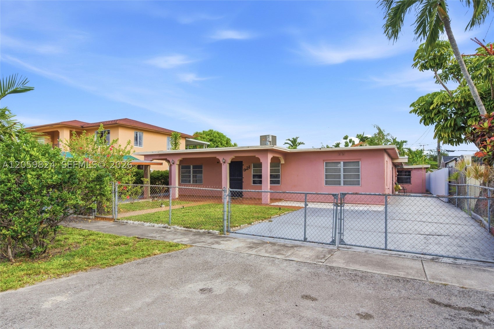 921 E 14 St, Hialeah FL 33010
