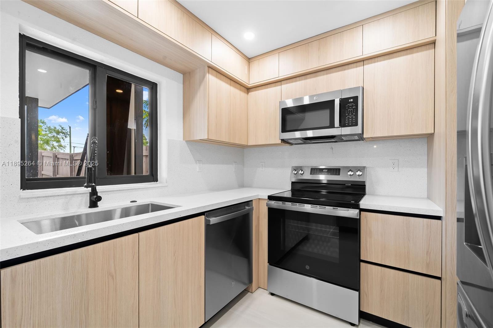 SNAPPER CREEK TOWNHOUSES - Residential Lease