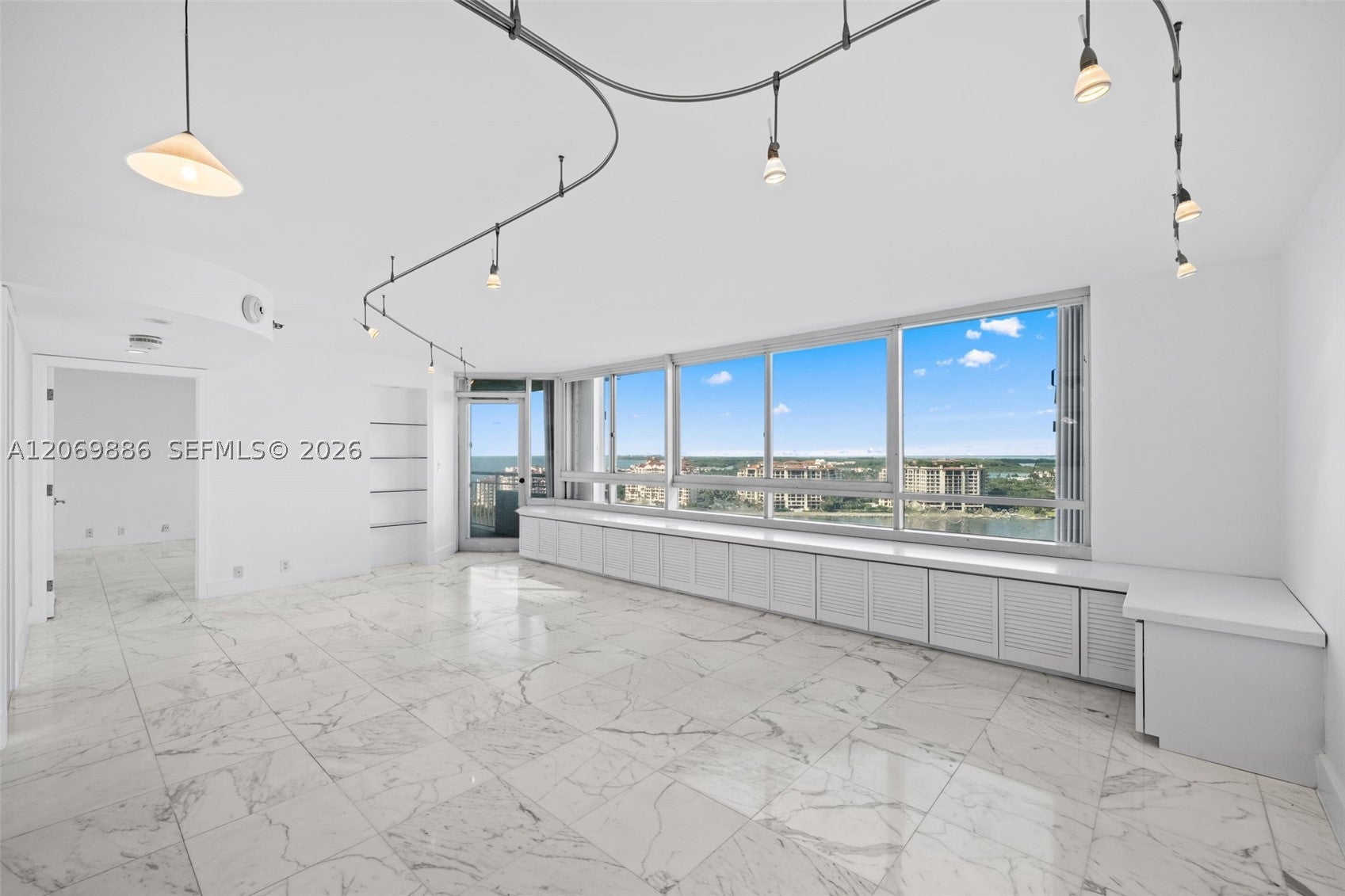 400 S Pointe Dr 1905