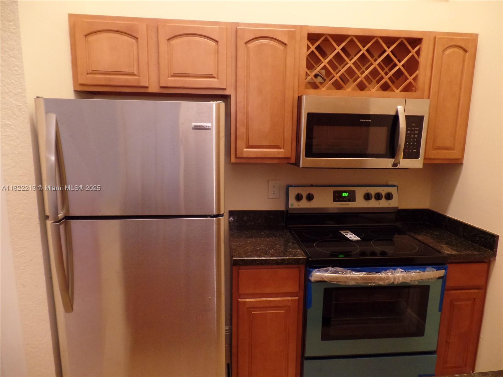 Beautifully updated 2-bedroom, 2-bath unit with vaulted ceilings and high-end finishes throughout. Features include stainless steel appliances, granite countertops, spacious walk-in closets, and an in-unit washer and dryer. Relax on the screened-in balcony and enjoy the peaceful surroundings. Community offers 3 pools, 2 hot tubs, a fitness center, walking path, and nightly roving security. Quiet and serene location near major highways, the beach, downtown, and the airport.