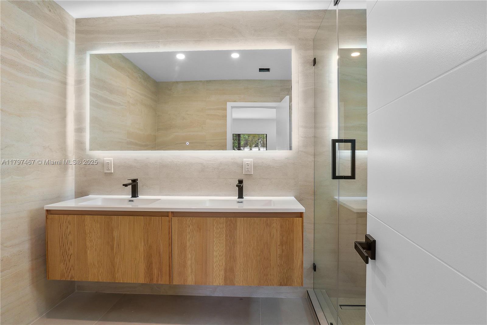 HOLLYWOOD HILLS - Residential