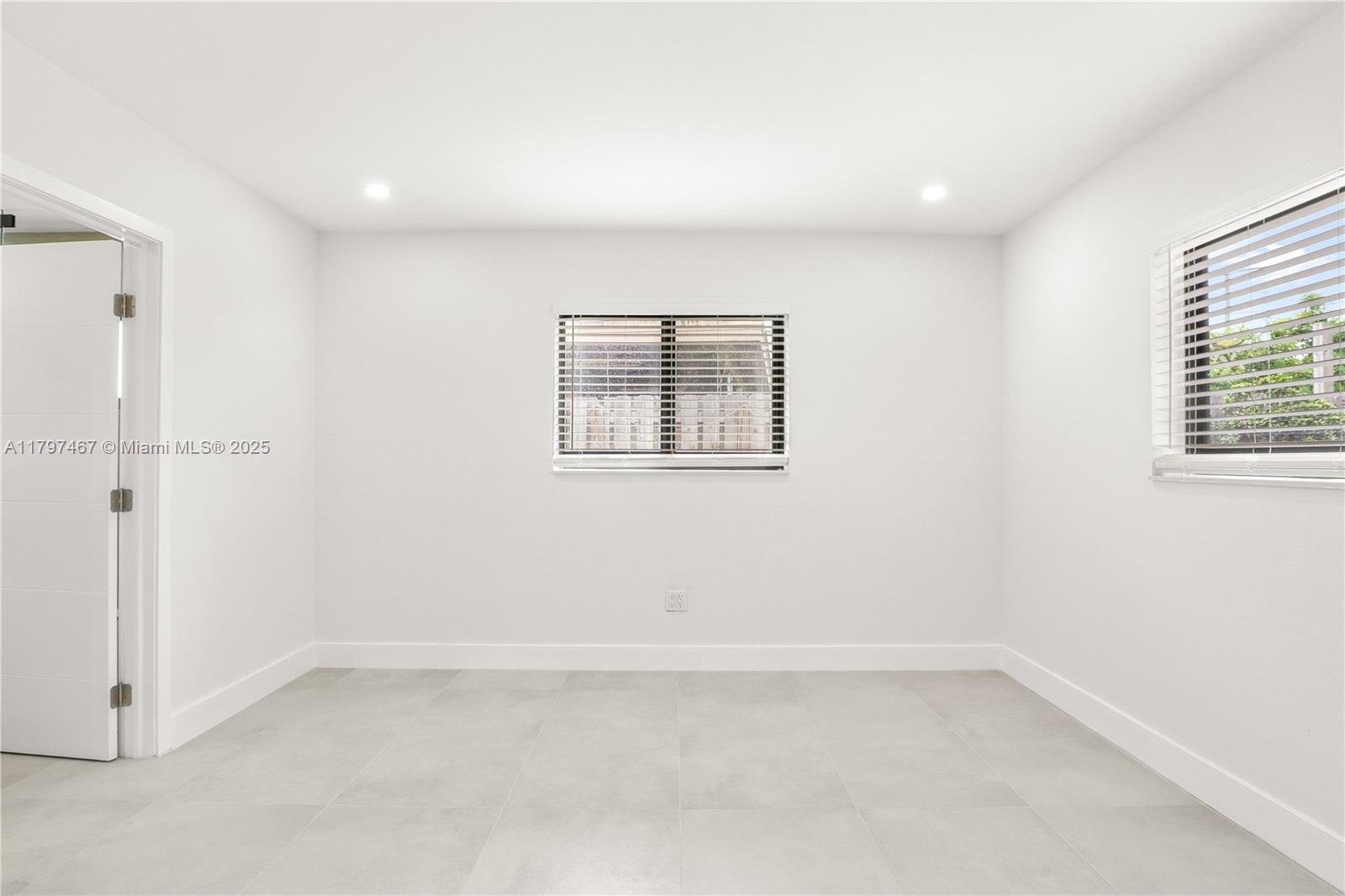 HOLLYWOOD HILLS - Residential