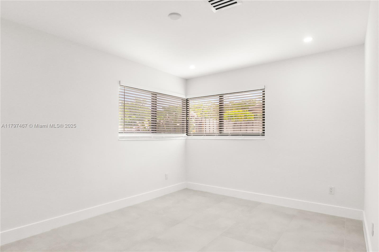 HOLLYWOOD HILLS - Residential