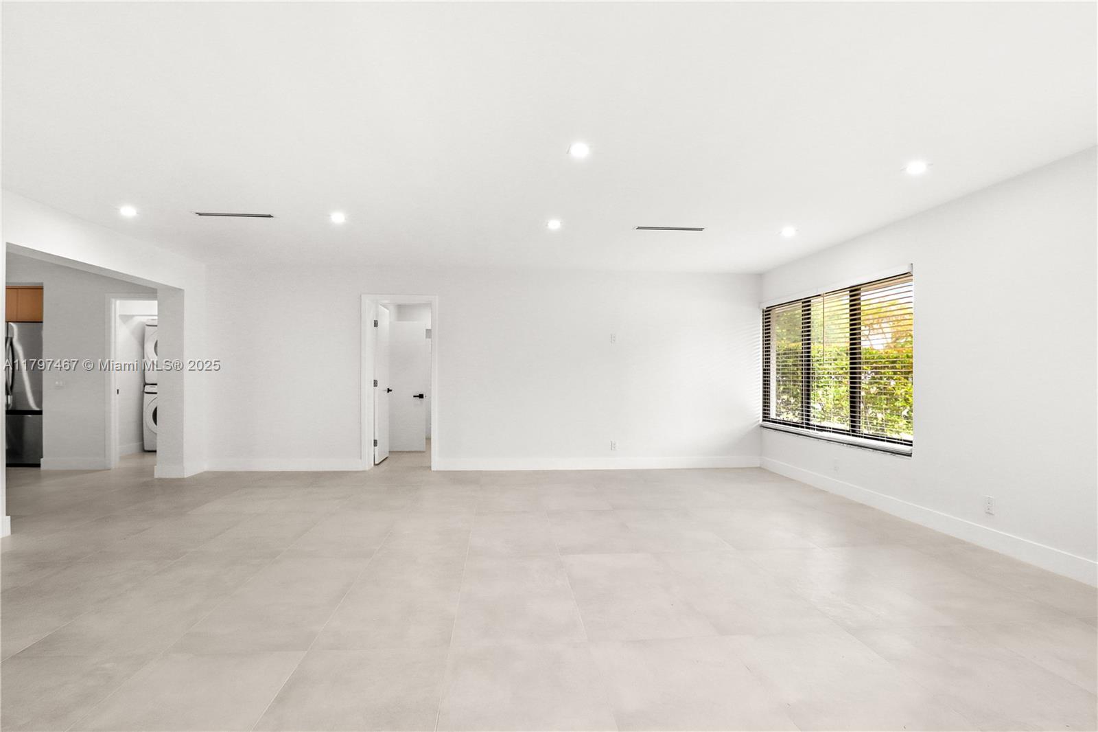 HOLLYWOOD HILLS - Residential