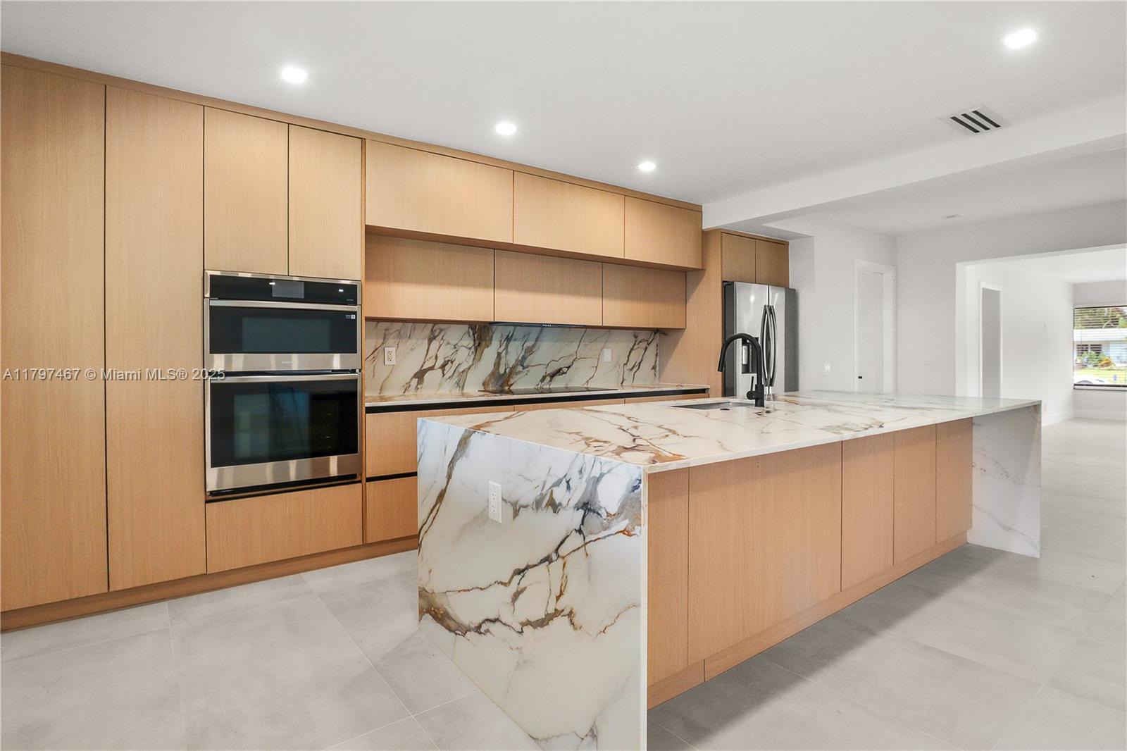 HOLLYWOOD HILLS - Residential