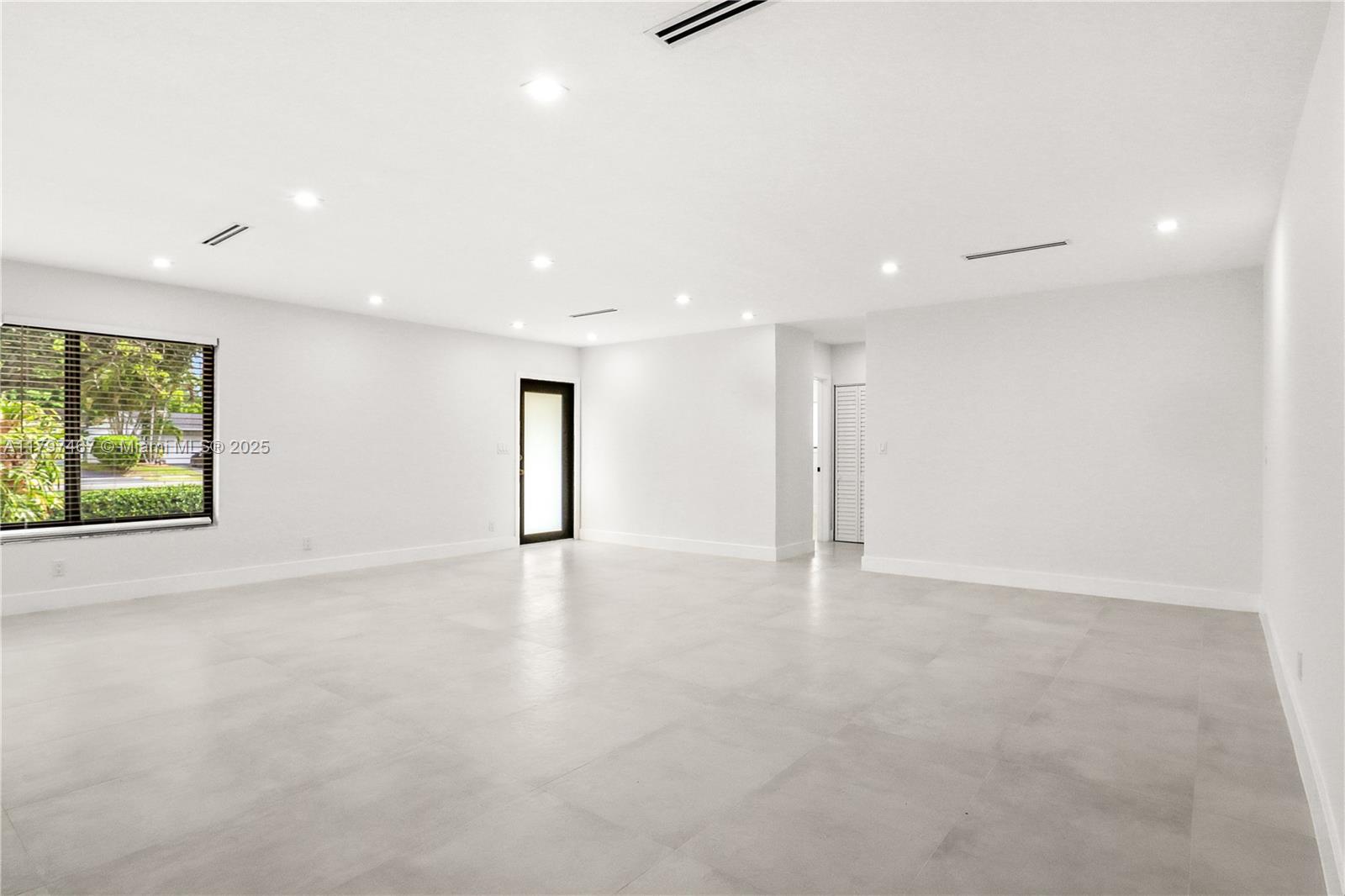 HOLLYWOOD HILLS - Residential