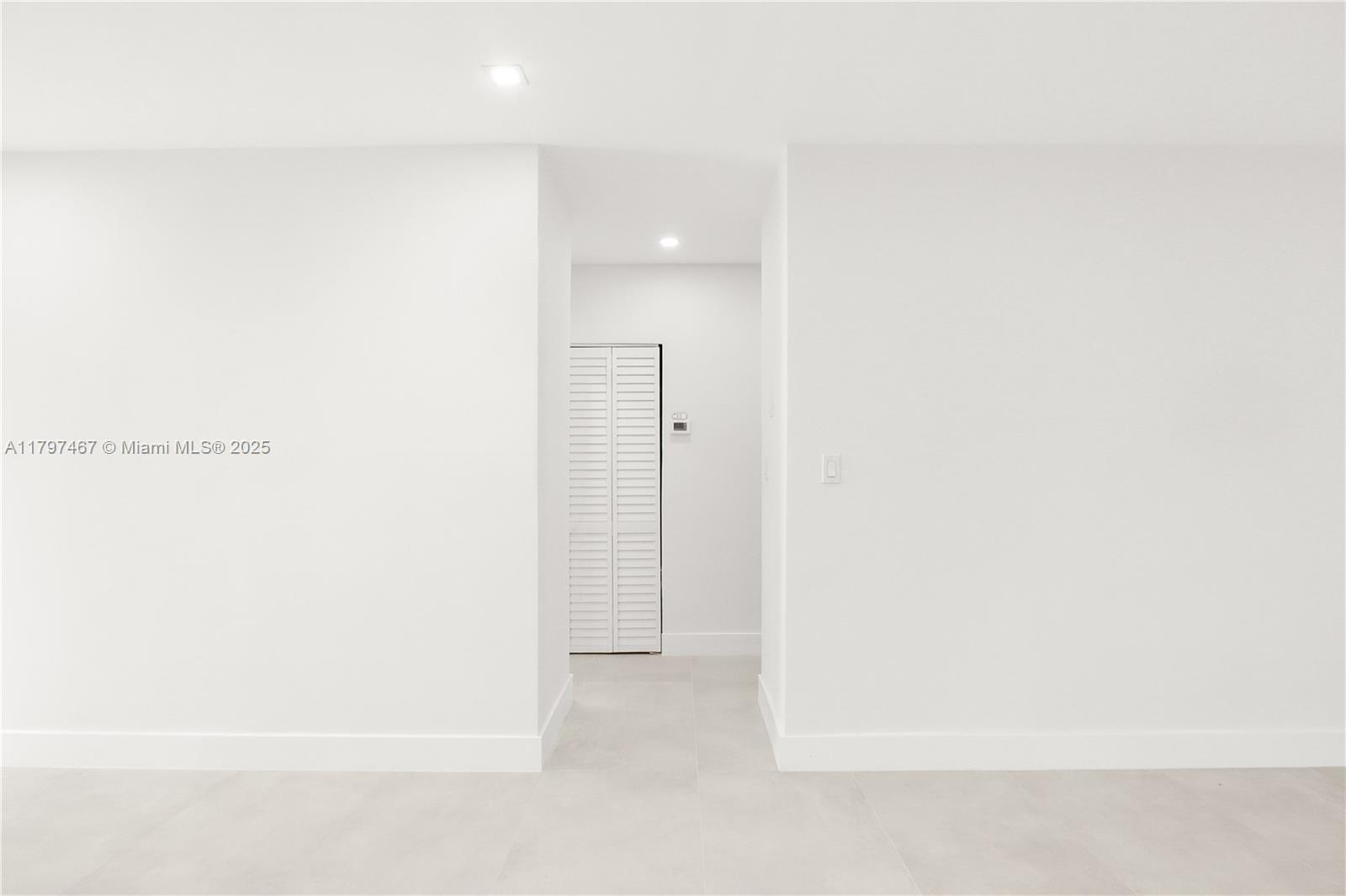 HOLLYWOOD HILLS - Residential