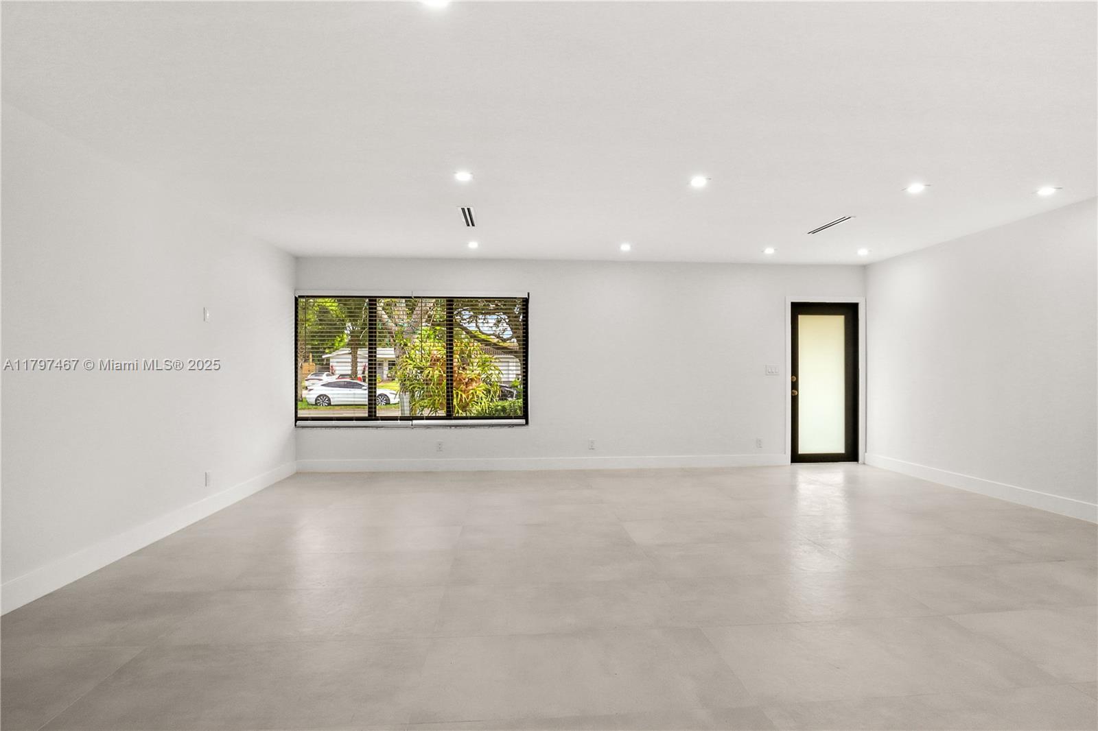 HOLLYWOOD HILLS - Residential