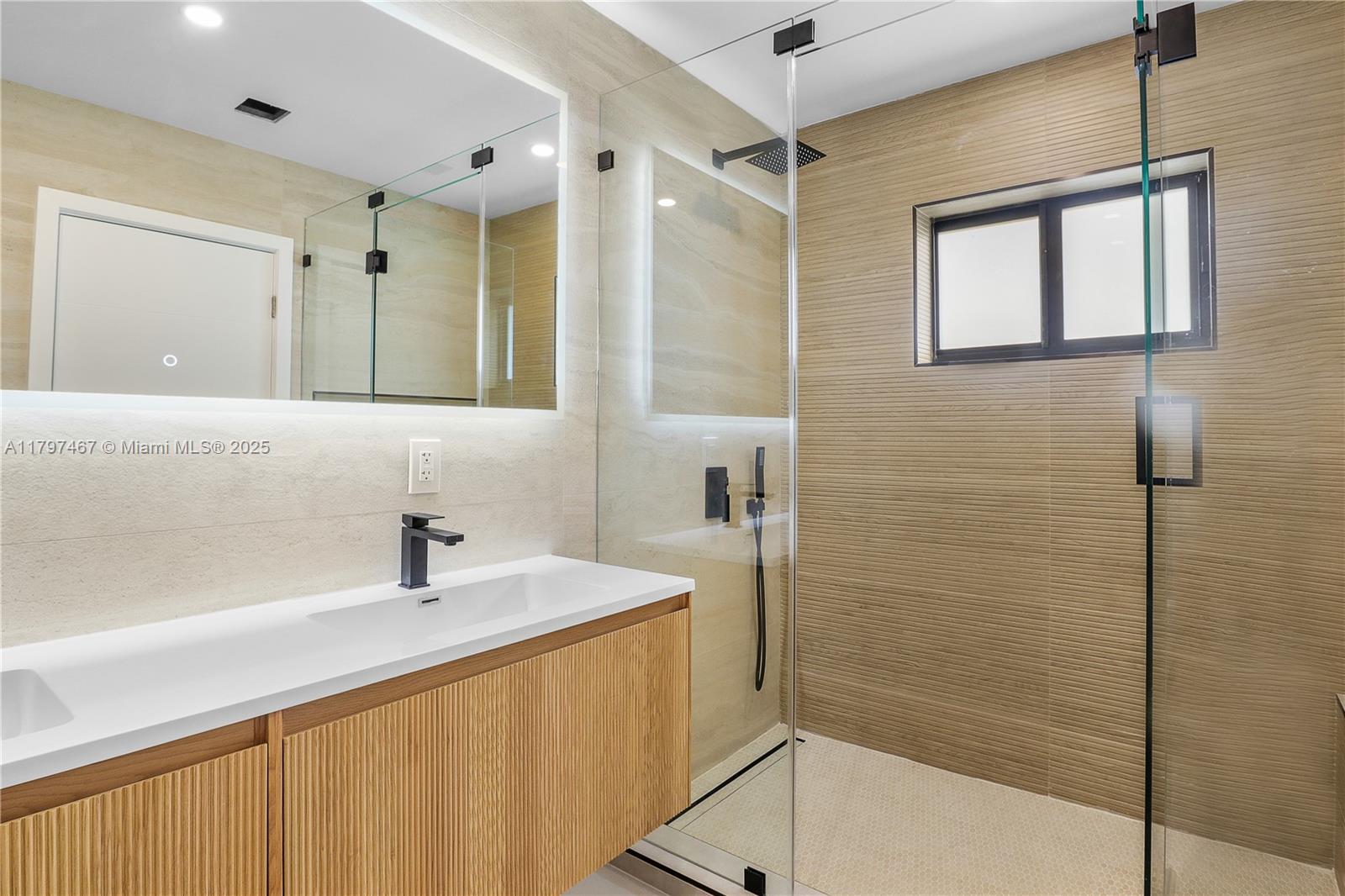 HOLLYWOOD HILLS - Residential