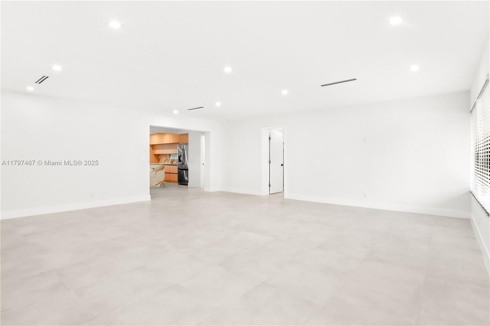 HOLLYWOOD HILLS - Residential