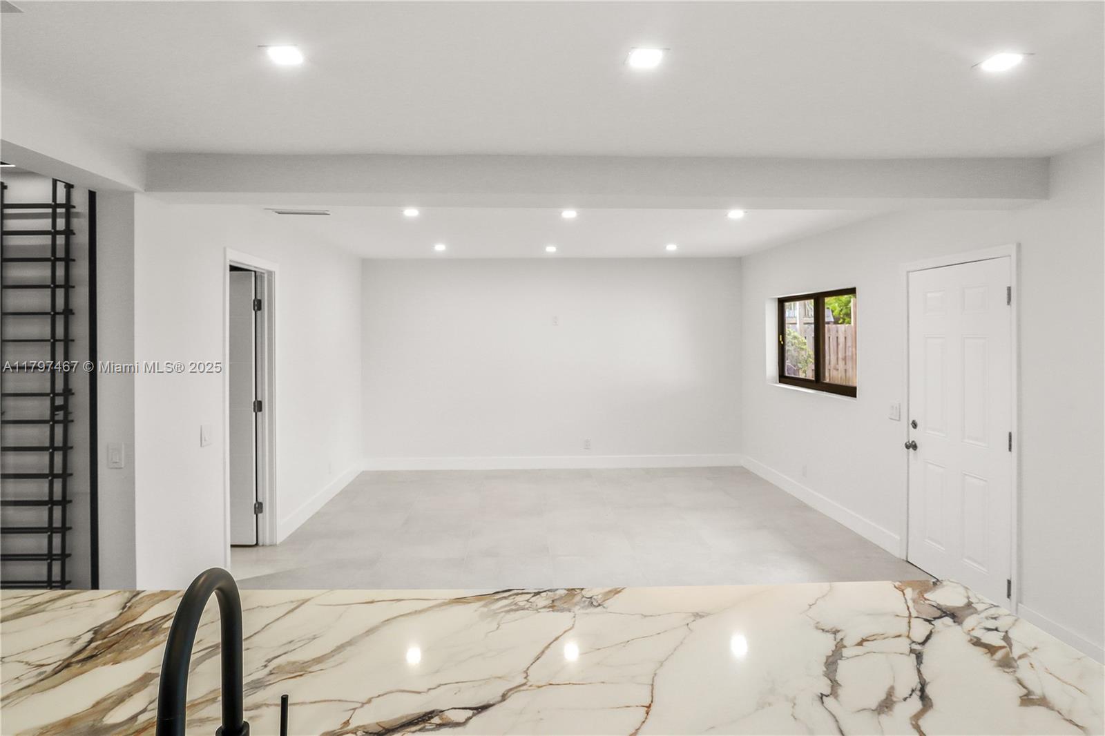 HOLLYWOOD HILLS - Residential