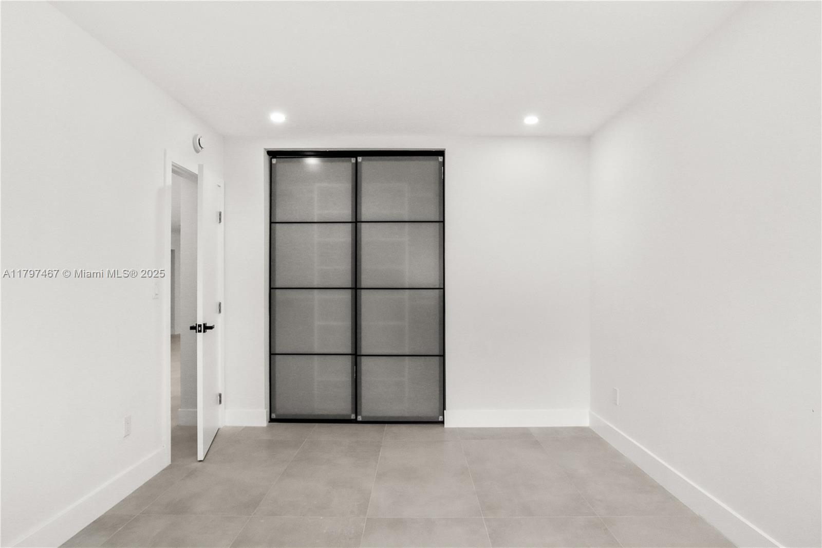 HOLLYWOOD HILLS - Residential