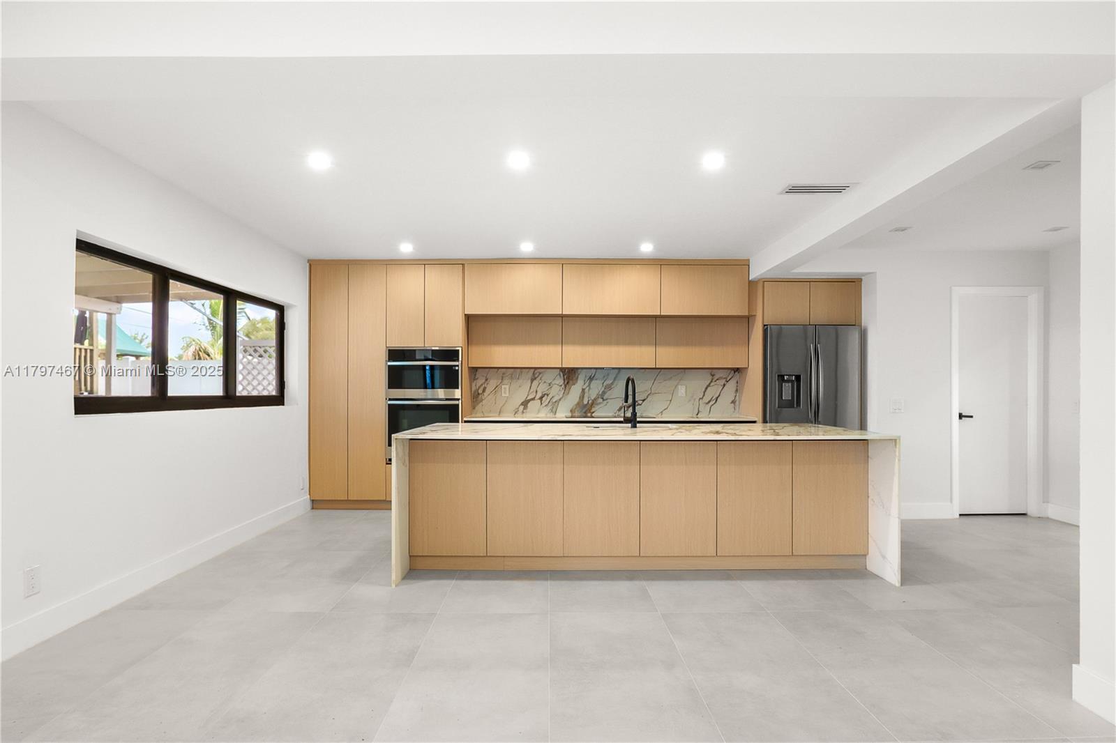 HOLLYWOOD HILLS - Residential