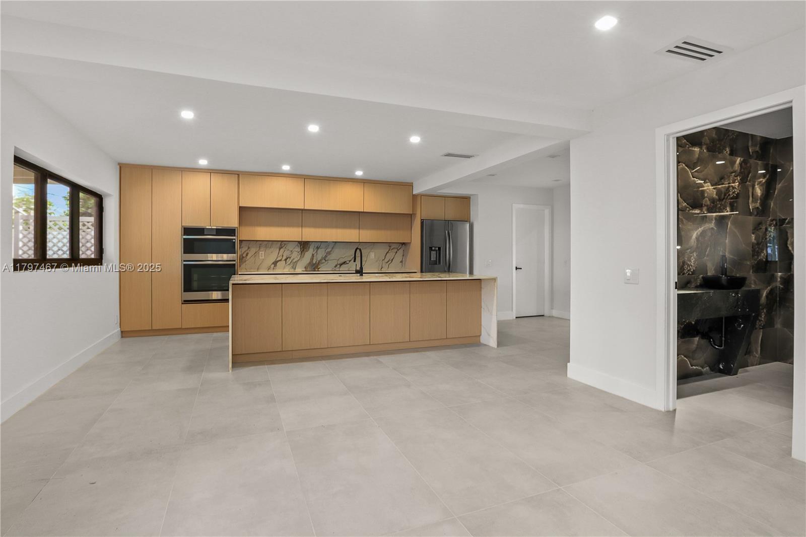 HOLLYWOOD HILLS - Residential