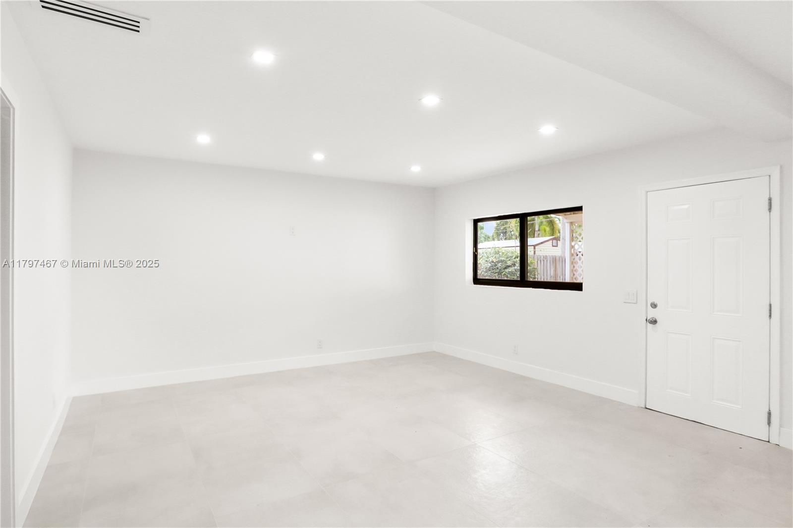 HOLLYWOOD HILLS - Residential