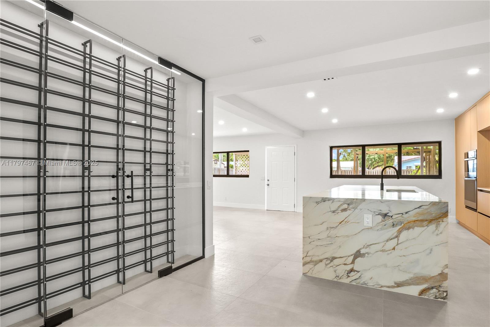 HOLLYWOOD HILLS - Residential