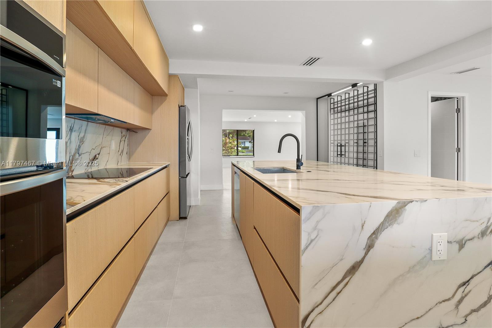 HOLLYWOOD HILLS - Residential