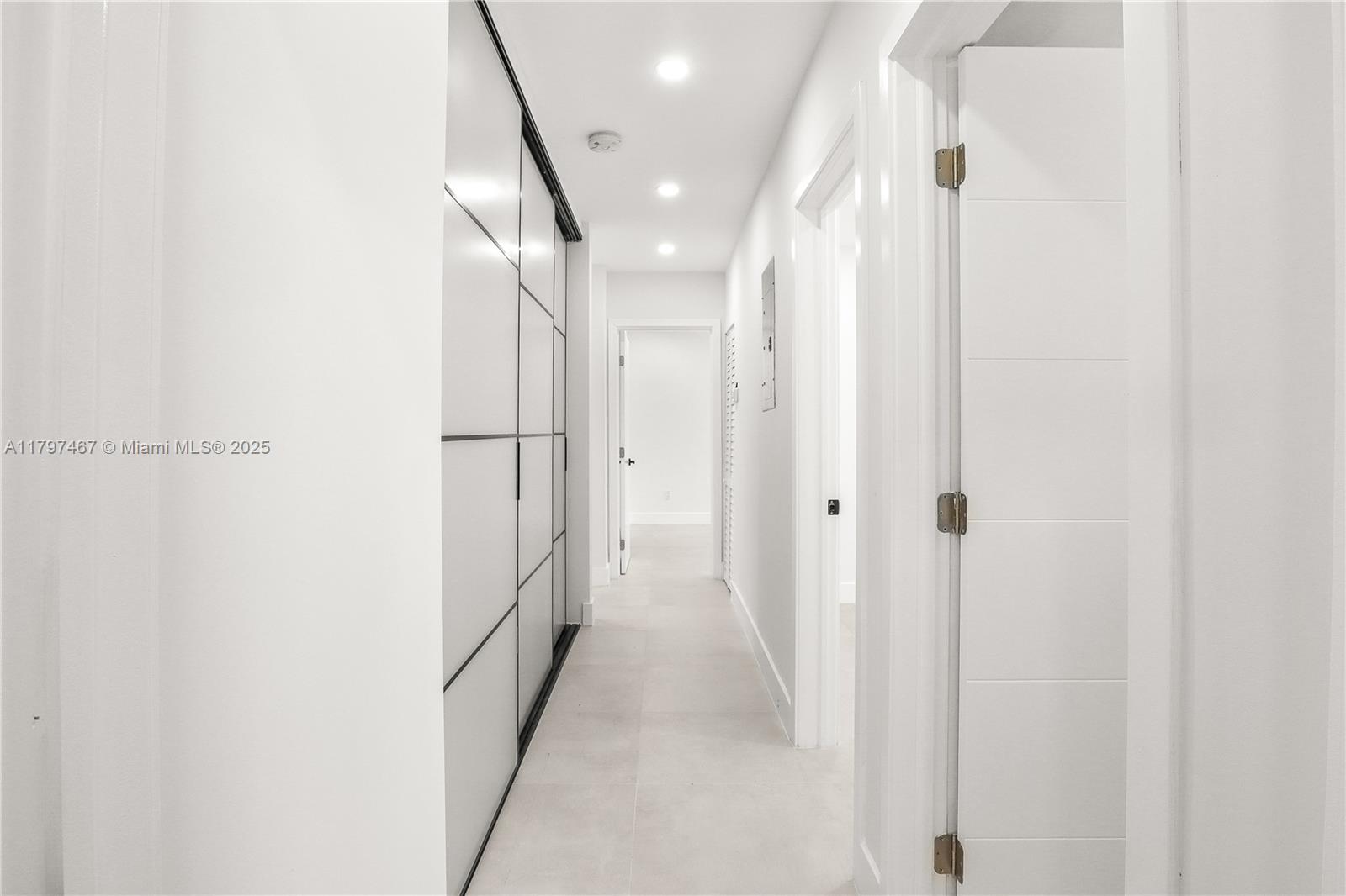 HOLLYWOOD HILLS - Residential