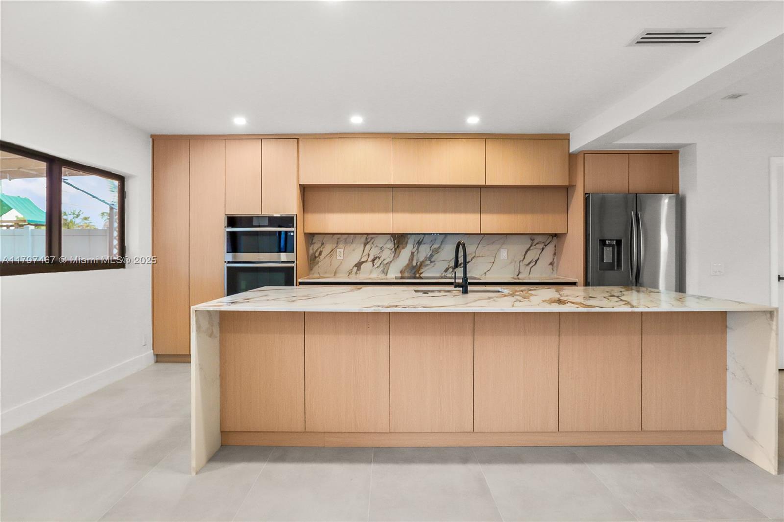 HOLLYWOOD HILLS - Residential