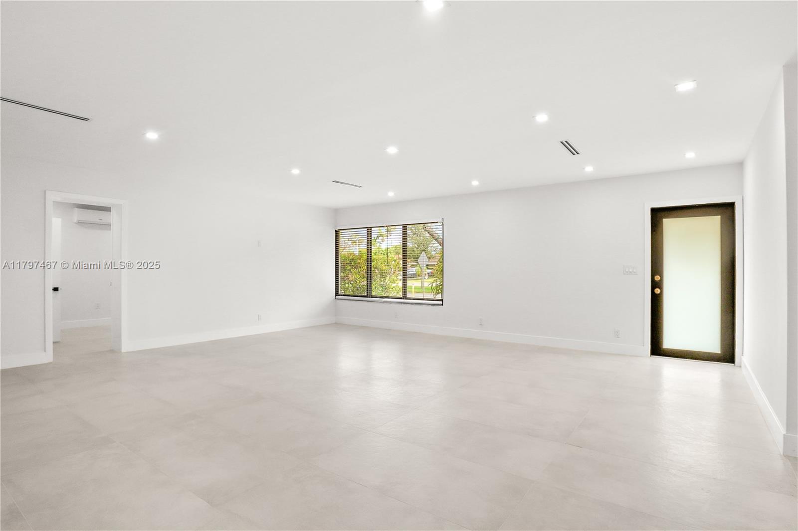 HOLLYWOOD HILLS - Residential