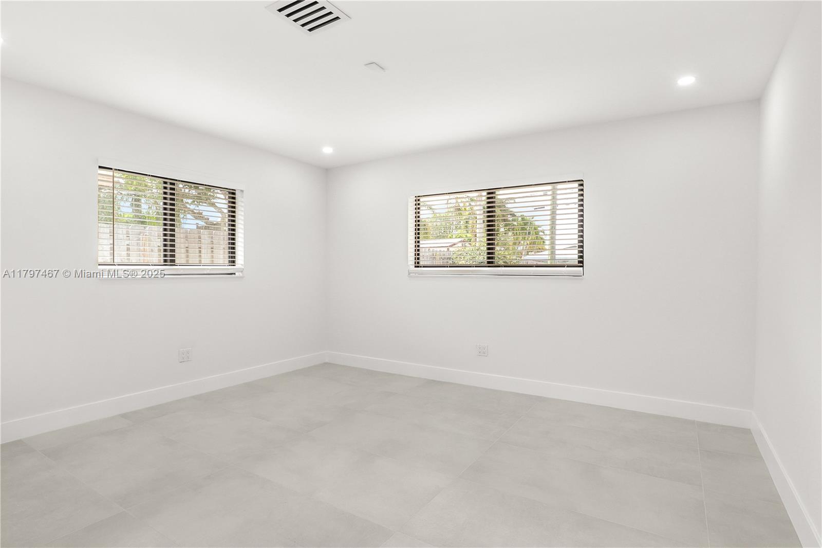 HOLLYWOOD HILLS - Residential