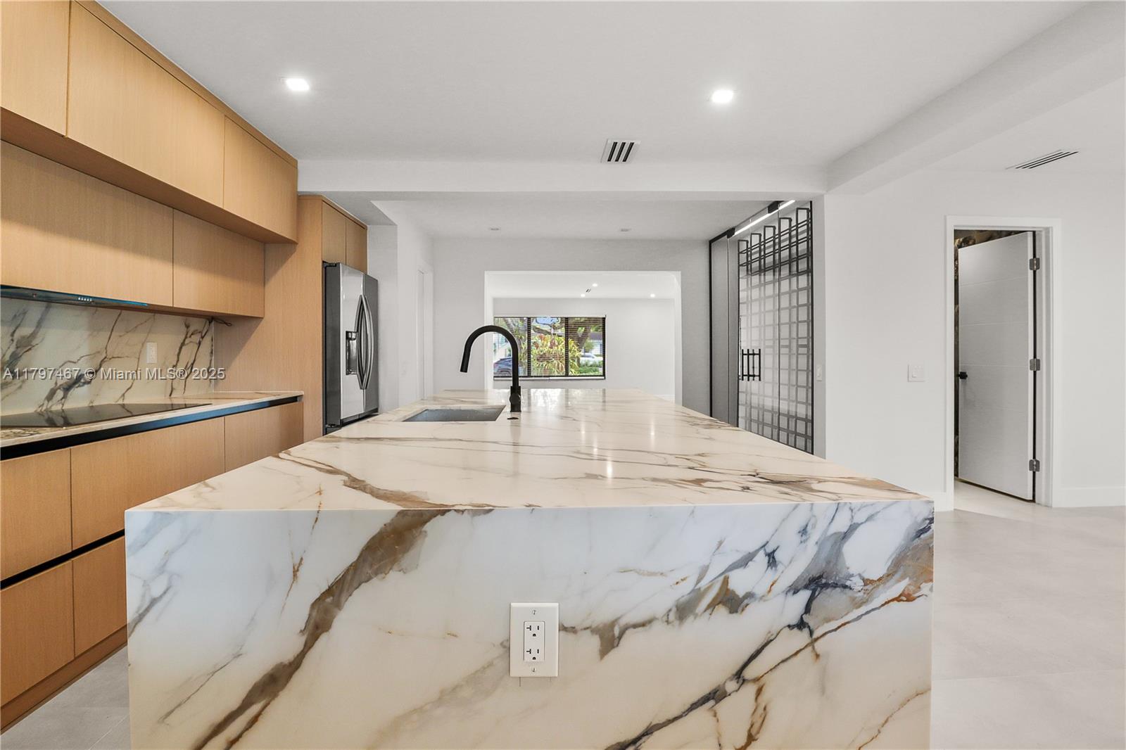 HOLLYWOOD HILLS - Residential