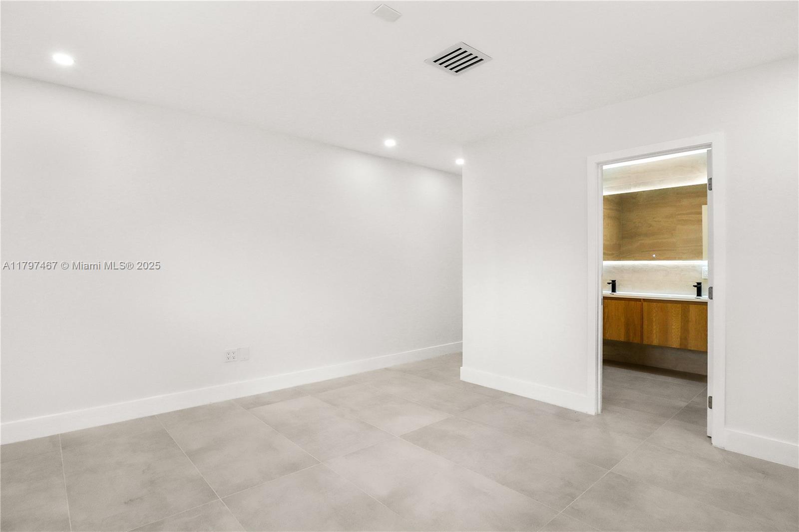 HOLLYWOOD HILLS - Residential