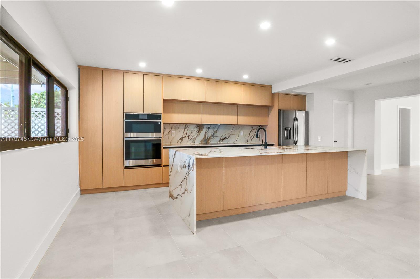 HOLLYWOOD HILLS - Residential