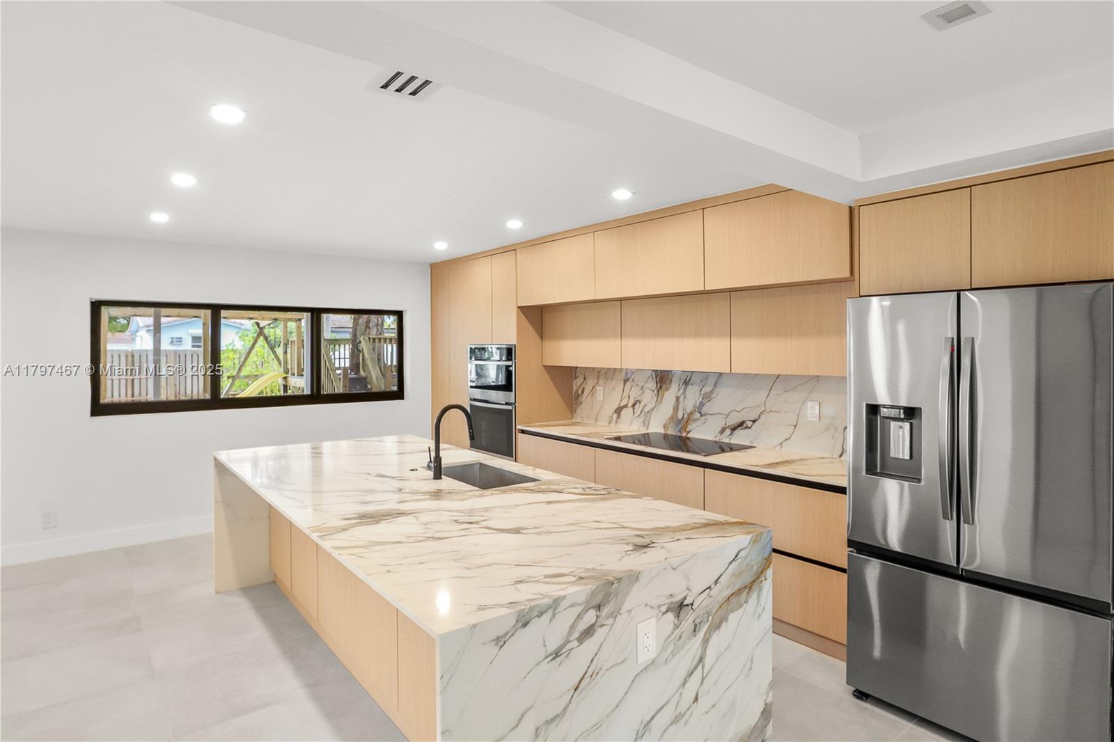 HOLLYWOOD HILLS - Residential