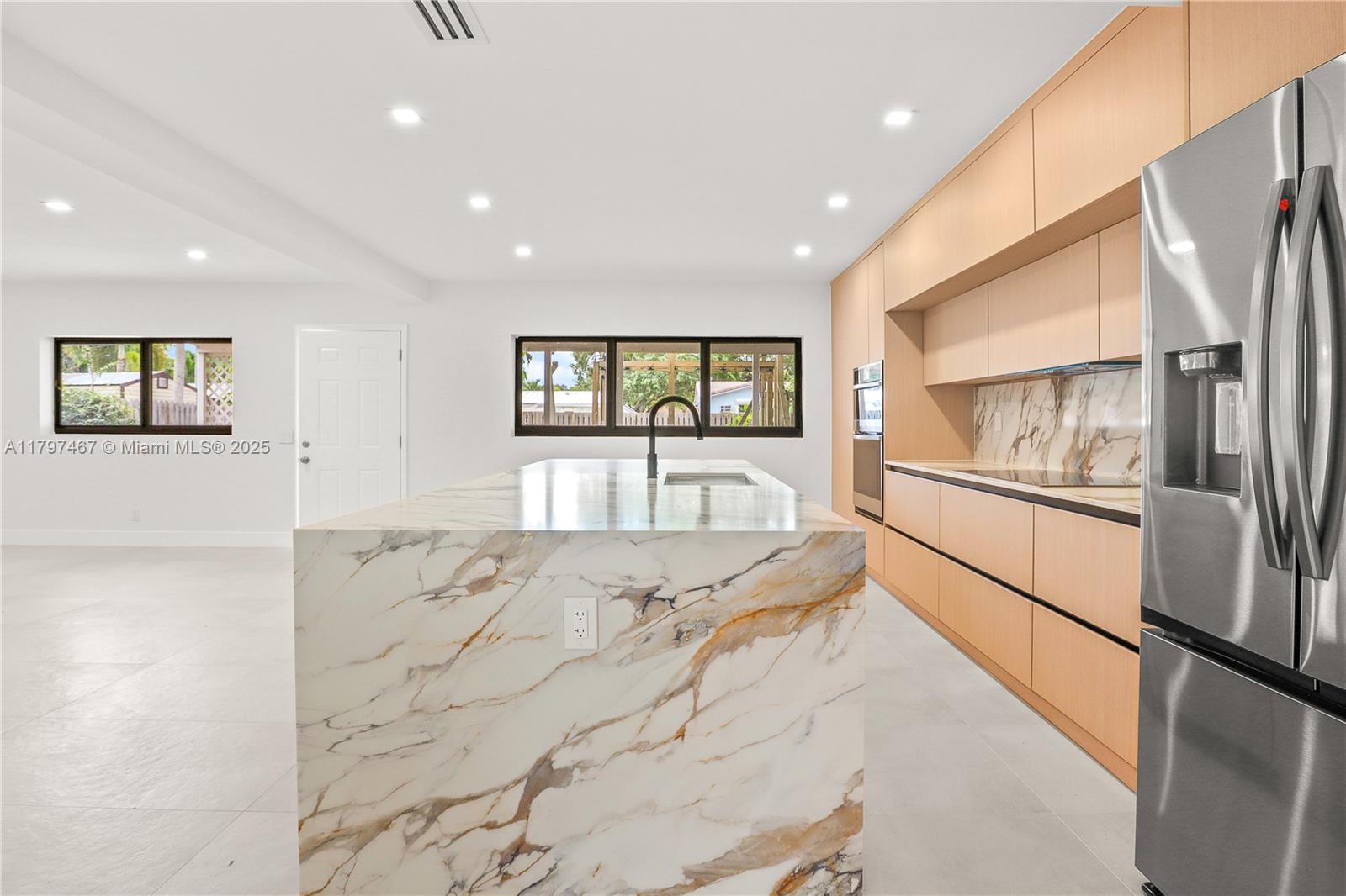 HOLLYWOOD HILLS - Residential