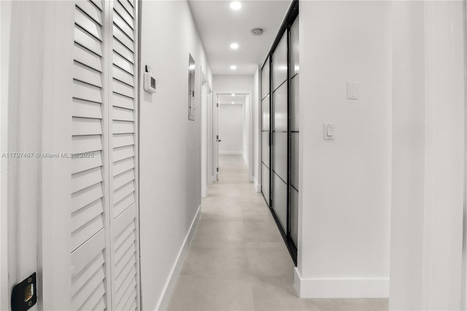 HOLLYWOOD HILLS - Residential