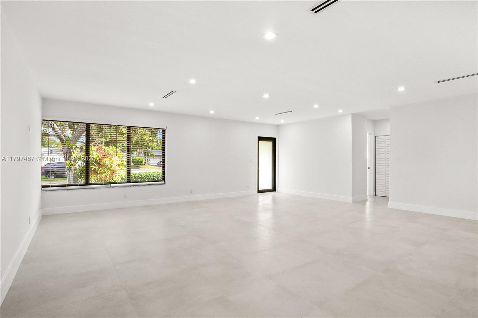 HOLLYWOOD HILLS - Residential