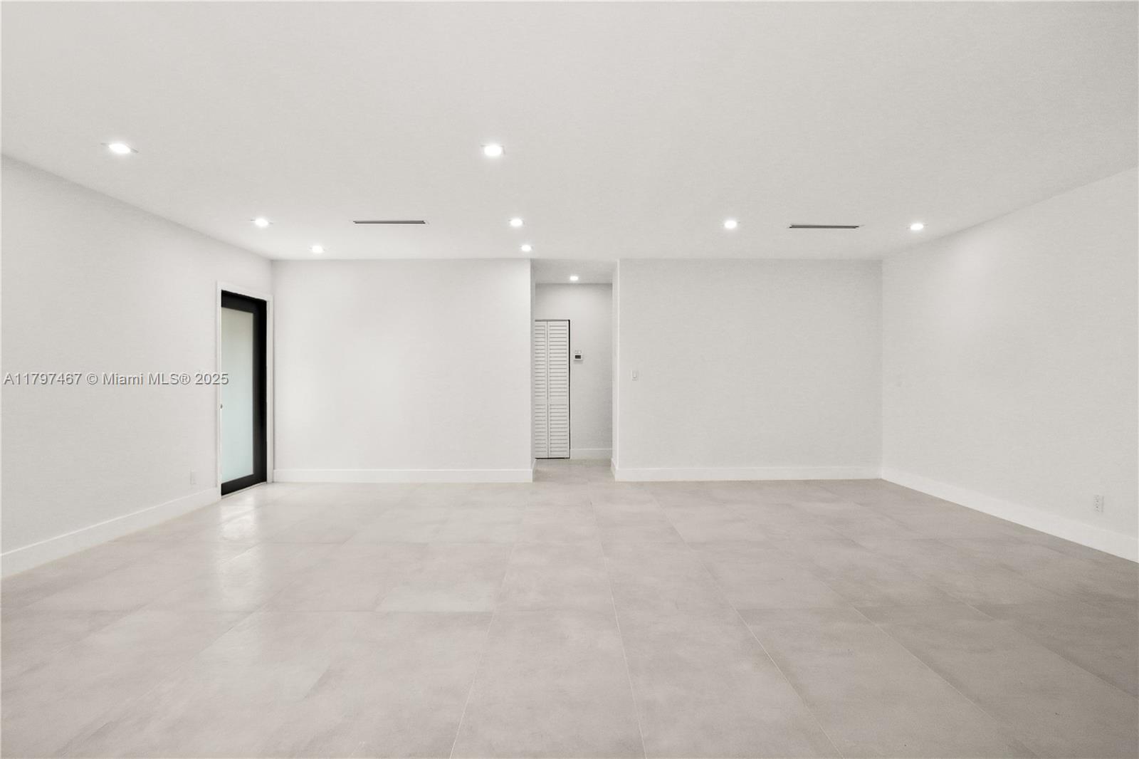 HOLLYWOOD HILLS - Residential