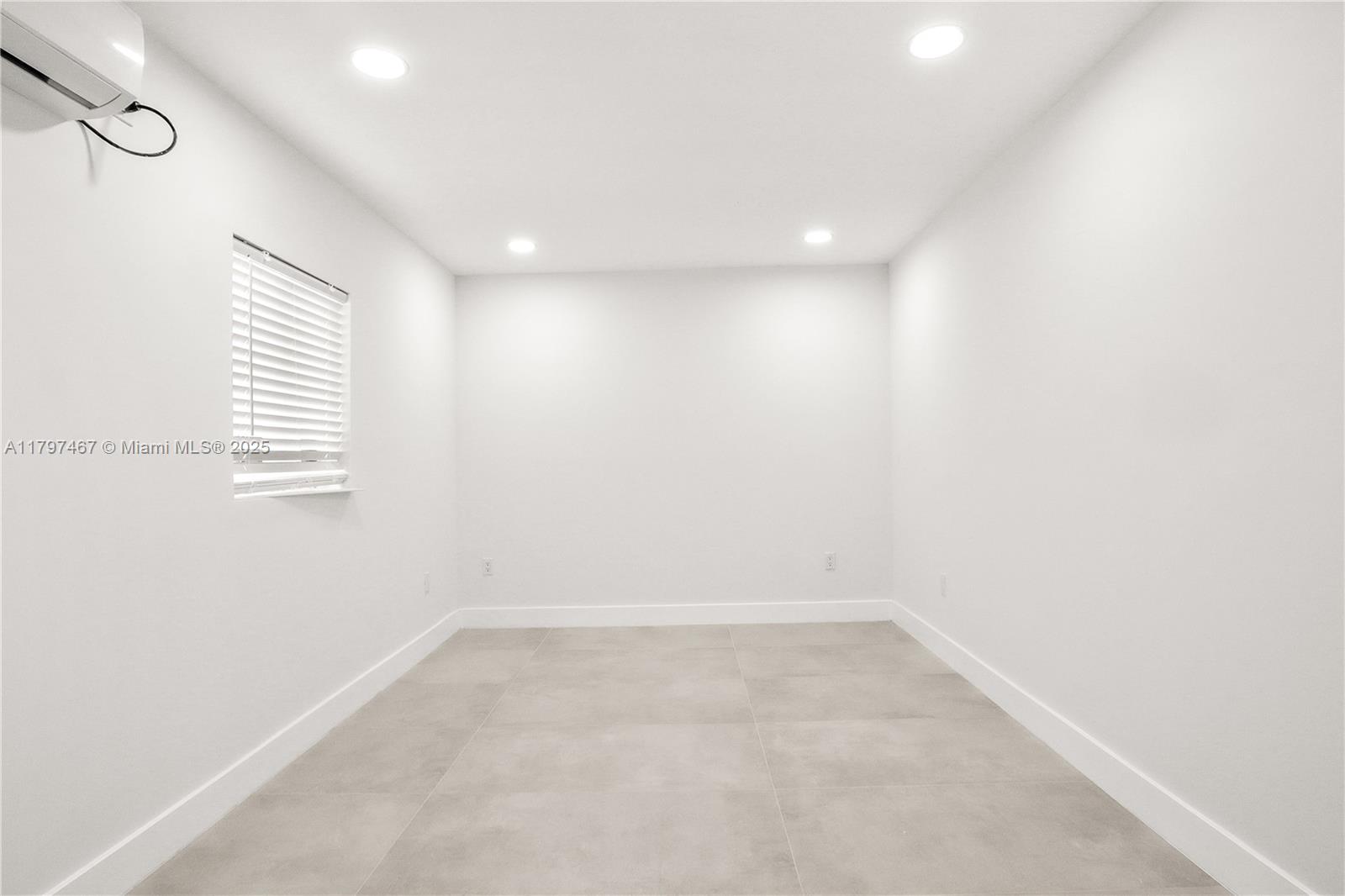 HOLLYWOOD HILLS - Residential