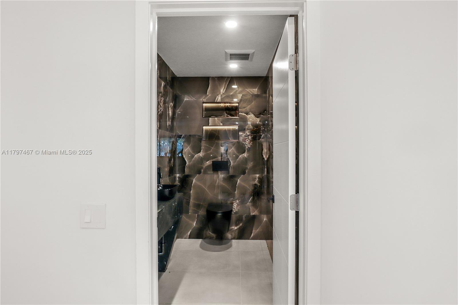 HOLLYWOOD HILLS - Residential