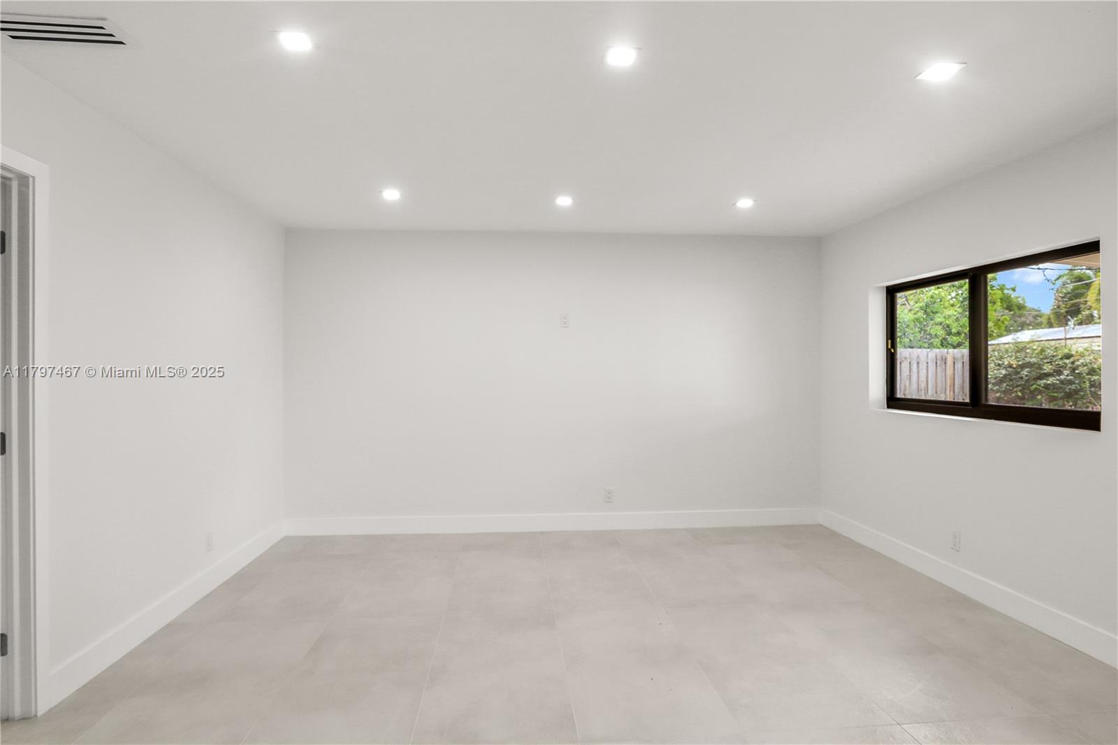 HOLLYWOOD HILLS - Residential